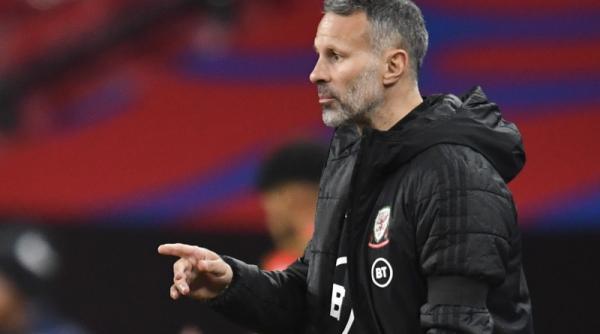 antrenorul unei echipe de fotbal si a dat afara iubita din camera goala