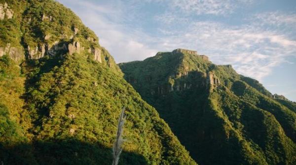 care a fost primul domnitor roman care a donat bani la muntele athos