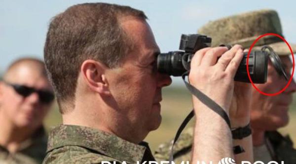 dmitri medvedev in uniforma militara dar i a scapat un mic detaliu