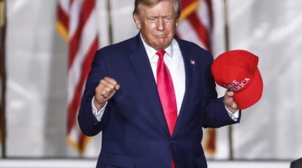 donald trump anunta ca resedinta sa din florida a fost perchezitionata de fbi