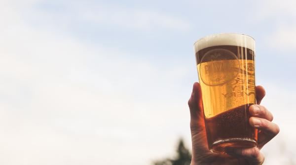 militarii francezi de la baza cincu s au intrecut cu colegii romani la baut bere bucurandu se de o zi libera video