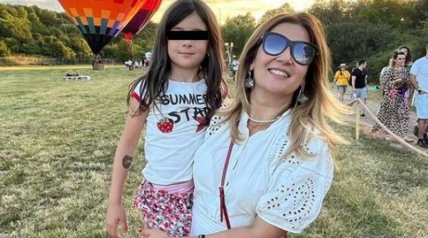 fiica amaliei enache educata altfel plasticul ne sufoca a inlocuit jucariile cu bete si pietre si poarta haine de la alti copii
