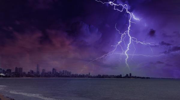 fulgere misterioase care se deplaseaza de jos in sus cercetatorii au gasit in sfarsit cateva explicatii video