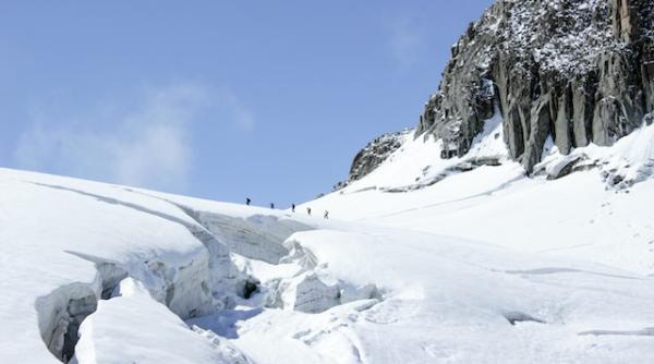 oamenii vor sa urce cu moartea in rucsac pe mont blanc se cere un depozit de 15 000 de euro pentru aventurieri un grup de romani in dresuri si cu palarii de paie a vrut sa ajunga in varf