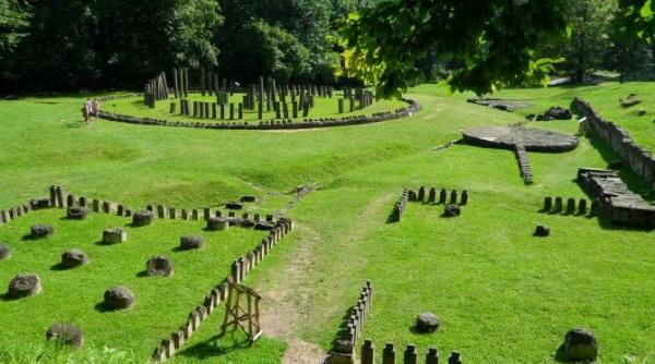 un barbat plictisit si a scrijelit numele pe zidul cetatii dacice sarmizegetusa regia