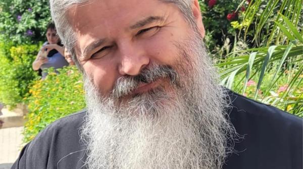 de ce preotul vasile ioana sta toata ziua in biserica in aceste zile sunt cozi imense pentru a vorbi cu el se dau bonuri de ordine