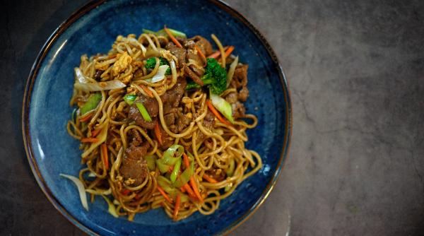 noodles cu pui si legume reteta plina de savoare gust senzational