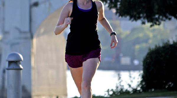 o femeie a intrat in cartea recordurilor dupa ce a alergat 40 de kilometri pe tocuri stiletto