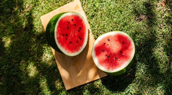 romanii sunt tot mai inventivi o familie si a taiat pepenele in supermarket la aparatul de feliat painea