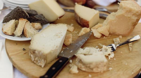 branza cu viermi delicatesa din sardinia te ar tine stomacul sa gusti video