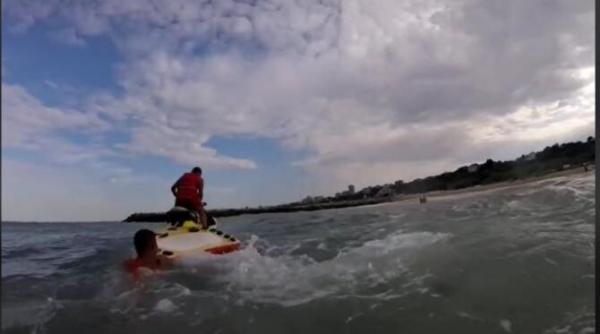 copii salvati cu skijet ul la mare din apa involburata valcu de ce nu s a sesizat autoritatea pentru protectia copilului avem si un minister al familiei