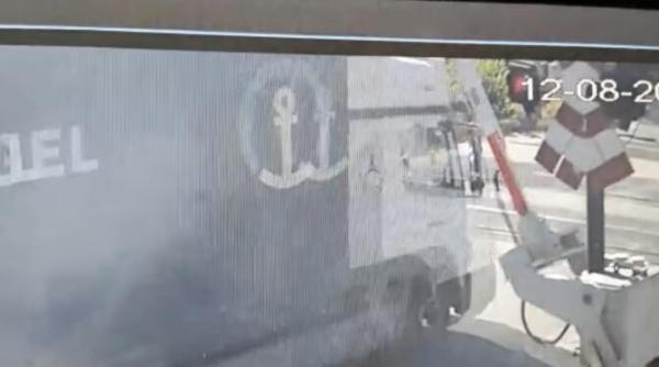 un camion a rupt bariera unei treceri de cale ferata din petricani trei trenuri de calatori au intarzieri