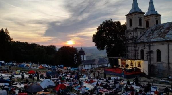 adormirea maicii domnului imagini din locul care atrage ca un magnet oamenii de sfanta maria foto