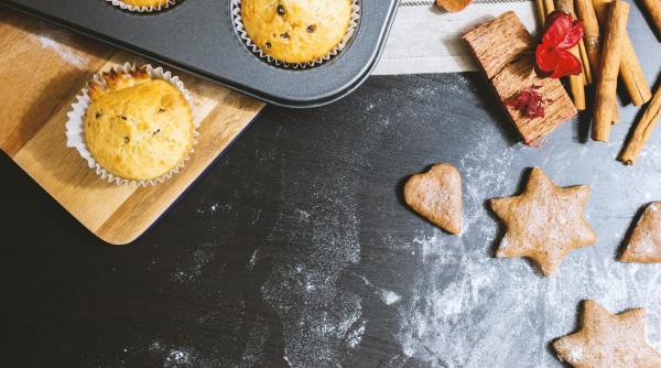 cea mai delicioasa reteta veche prajitura albinita un desert savuros cu crema de gris si foi cu miere de albine