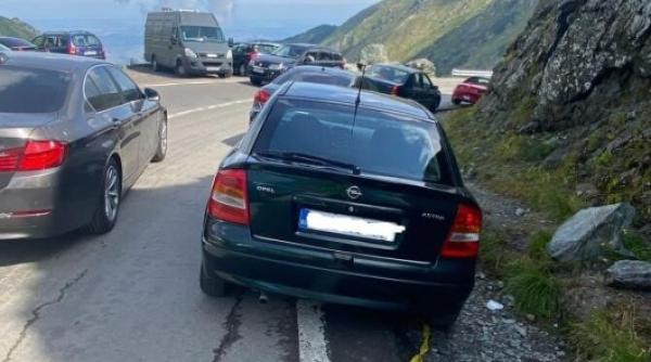 politia sibiu din seria mie sa mi fie bine restul se descurca unii soferi au parcat pe carosabil blocand circulatia pe transfagarasan