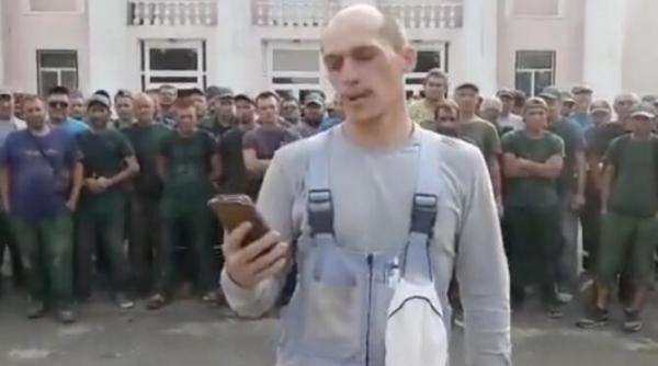 muncitorii rusi care au venit sa restaureze donbasul ramasi fara salarii acestia au facut un videoclip pentru a i bate obrazul lui putin video