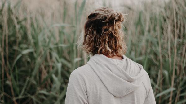 gest emotionant un barbat si a lasat parul sa creasca timp de 2 ani pentru mama bolnava de cancer