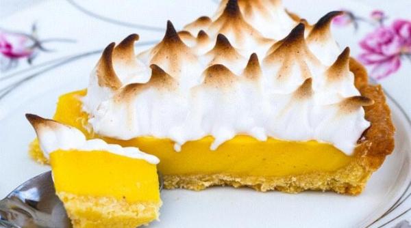 tarta de caise cu glazura de lamaie un desert care ne aminteste de vara soare si buna dispozitie