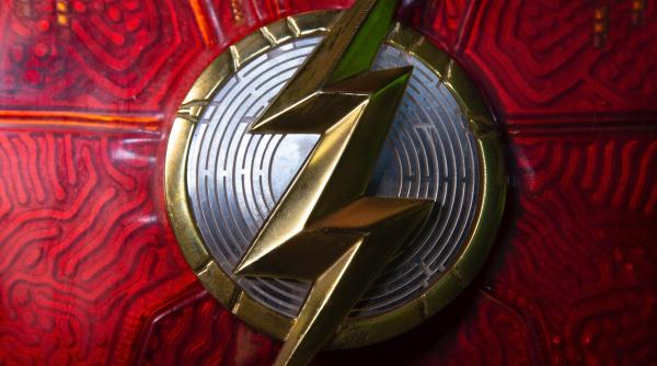 ezra miller actorul care il joaca pe the flash in liga dreptatii a recunoscut ca are probleme de sanatate mintala