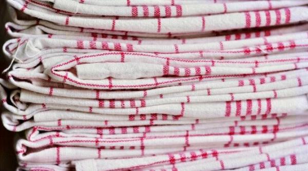 scapa de petele de pe prosoapele de bucatarie fara sa le speli o modalitate neobisnuita dar eficienta