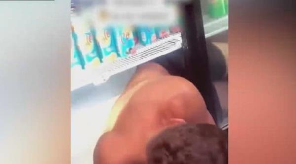 un tanar din constanta s a bagat in vitrina frigorifica a unui magazin pentru a scapa de canicula video viral