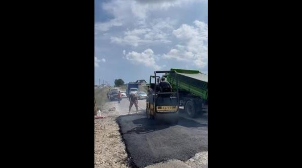 locuitorii din bosanci suceava au decis sa asfalteze un drum judetean pe banii lor video