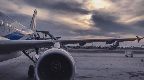 iatlienii ajunsi la craiova in loc de cracovia descopera romania au fost contactati de reprezentantii aeroportului