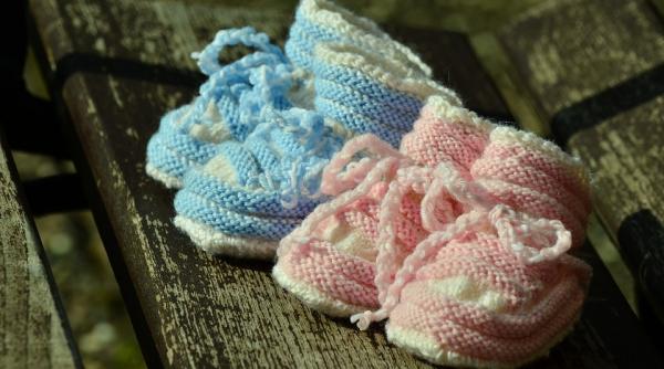 o femeie din marea britanie socata dupa ce a nascut gemeni cu nuante de piele complet diferite care este explicatia foto in articol