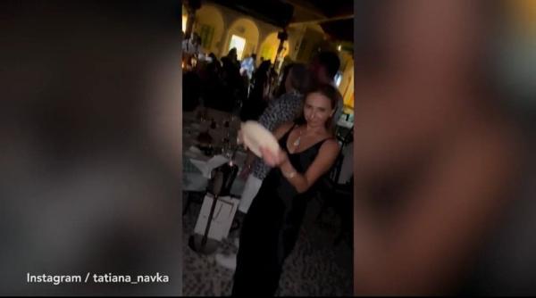 sotia lui peskov purtatorul de cuvant al lui putin filmata in timp ce sparge farfurii in vacanta in grecia video