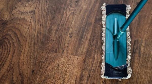 ce sa pui in galeata ca toate pardoselile sa miroase frumos un remediu ieftin pe care il poti prepara acasa