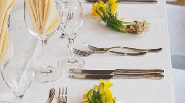 infasurati tacamurile in staniol vor fi mai stralucitoare si mai curate incercati metoda si nu veti regreta