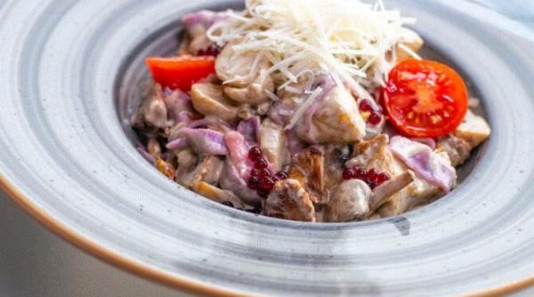 pipote si inimi de pui inabusite in sos de smantana si rosii o cina bestial de buna si satioasa