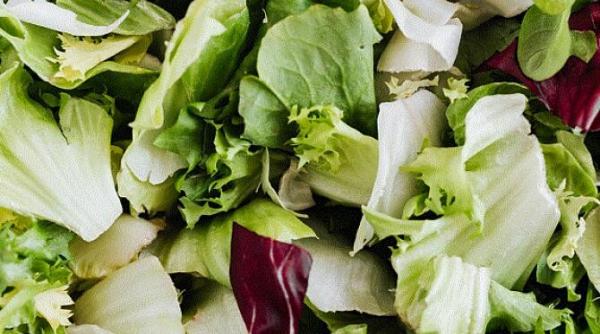 salata din varza si rosii o solutie miraculoasa cand nu stii ce sa gatesti