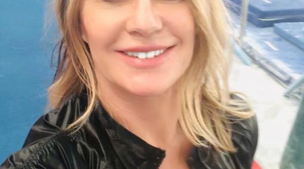 nadia comaneci imagine amuzanta pe scara avionului foto