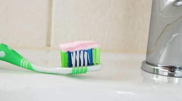 acopera gaurile din perete cu pasta de dinti trucul care te va lasa fara cuvinte