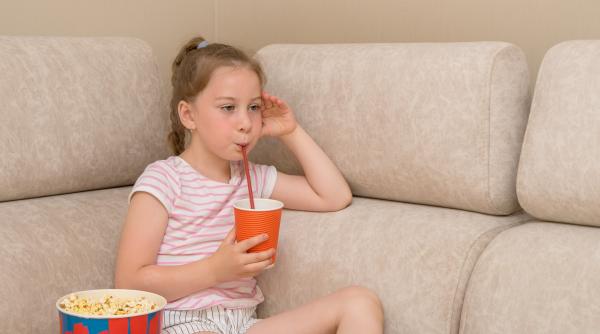 copiii care stau cu orele in fata televizorului au mai multe carii cum explica medicii