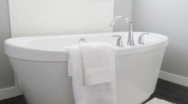 gospodinele cu experienta nu cumpara produse chimice dar cada lor straluceste iata secretul lor