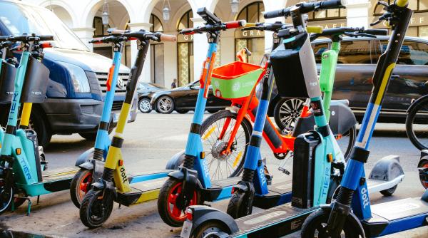 o femeie din norvegia a luat o amenda de 8000 de euro dupa ce s a urcat bauta pe o trotineta electrica