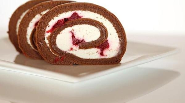 rulada de ciocolata gata in cinci minute fara faina si cu un continut scazut de carbohidrati