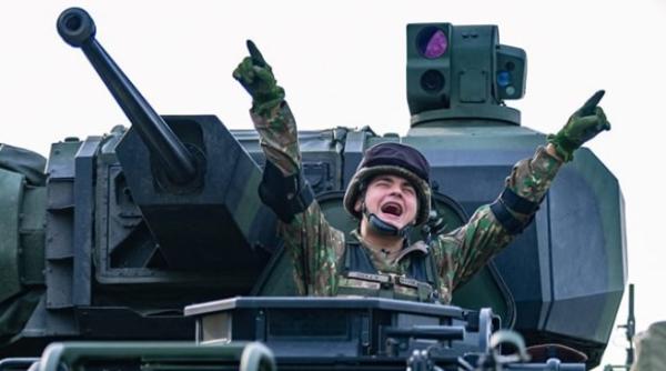 selly s a alaturat armatei romaniei mapn voi ce mai asteptati galerie foto