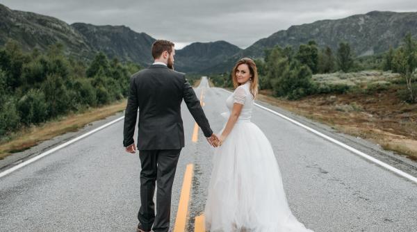 un barbat si a dus viitoarea sotie la biserica cu tir ul alaiul de nunta in frunte cu autocamionul frumos impodobit a atras privirile a zeci de oameni video