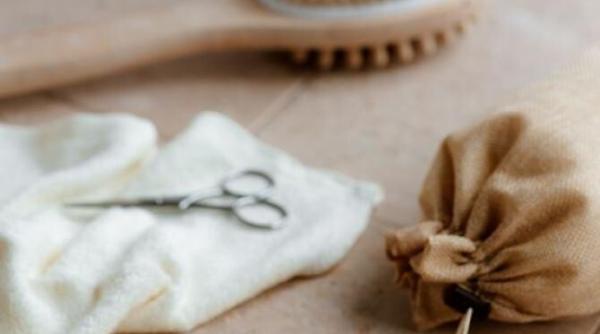 cum se curata usor orice pieptene trucuri de ingrijire a accesoriilor de par dezvaluite de hair stylisti