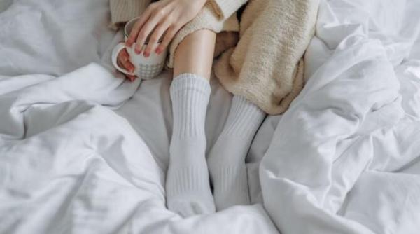 nu va grabiti sa puneti sosetele in masina de spalat tineti le in acest lichid si vor fi albe ca zapada