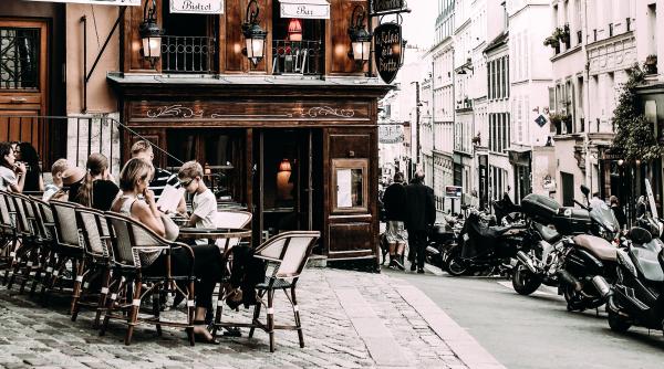 o camioneta a intrat intr o terasa plina cu oameni din bruxelles sase persoane au fost ranite