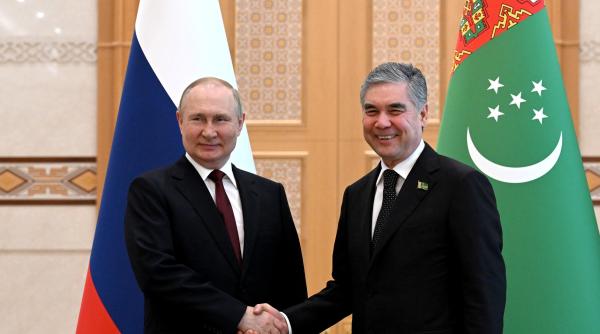 putin l a decorat pe fostul presedinte al turkmenistanului