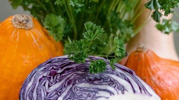 salata din varza rosie si porumb este suculenta si plina de vitamine