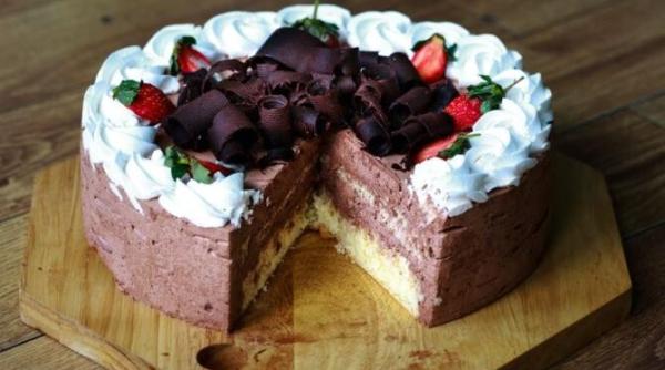 tort din patru ingrediente umplut cu o crema fantastic de buna e simplu de facut si se va topi in gura