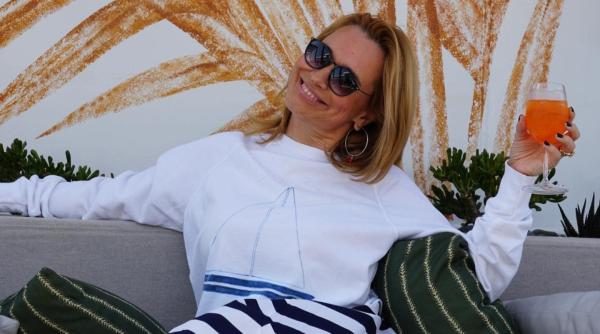 andreea esca implineste 50 de ani prietenii ei au ramas surprinsi cand au aflat unde vor merge asa e ziua escai surpriza