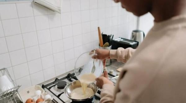 inlocuieste laptele din omleta cu acest ingredient va fi mai pufoasa si mai frageda