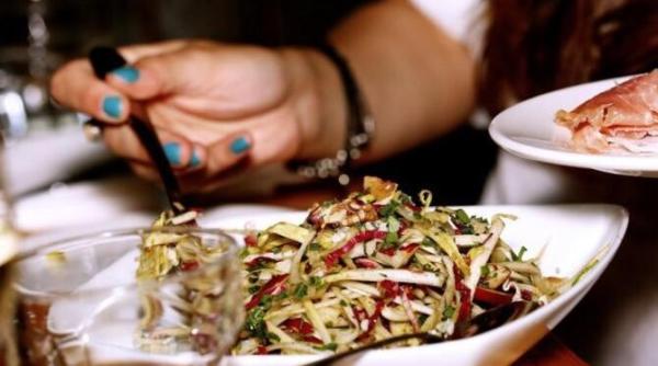 o adevarata bomba calorica trei ingrediente care strica orice salata